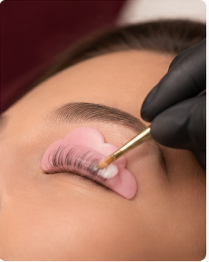 Lash lifting em andamento com luvas pretas