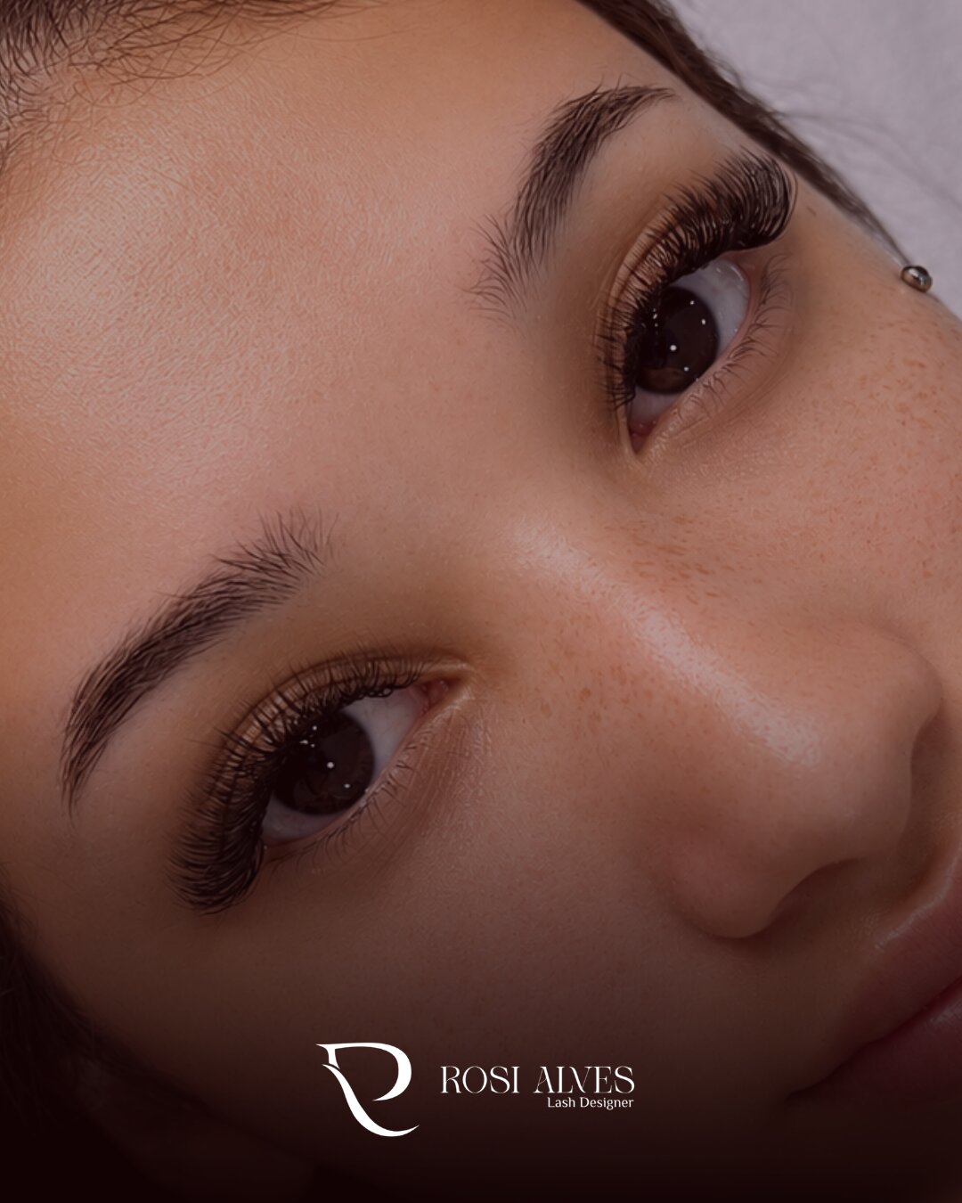 Lash lifting em andamento com luvas pretas